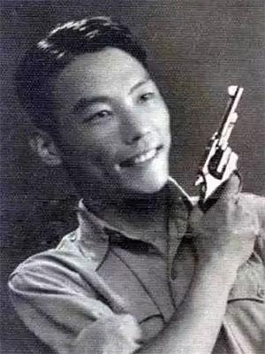 1949年，一场宴会上，前国民党高级将领们看见一个熟悉的身影走进来，纷纷招手： 