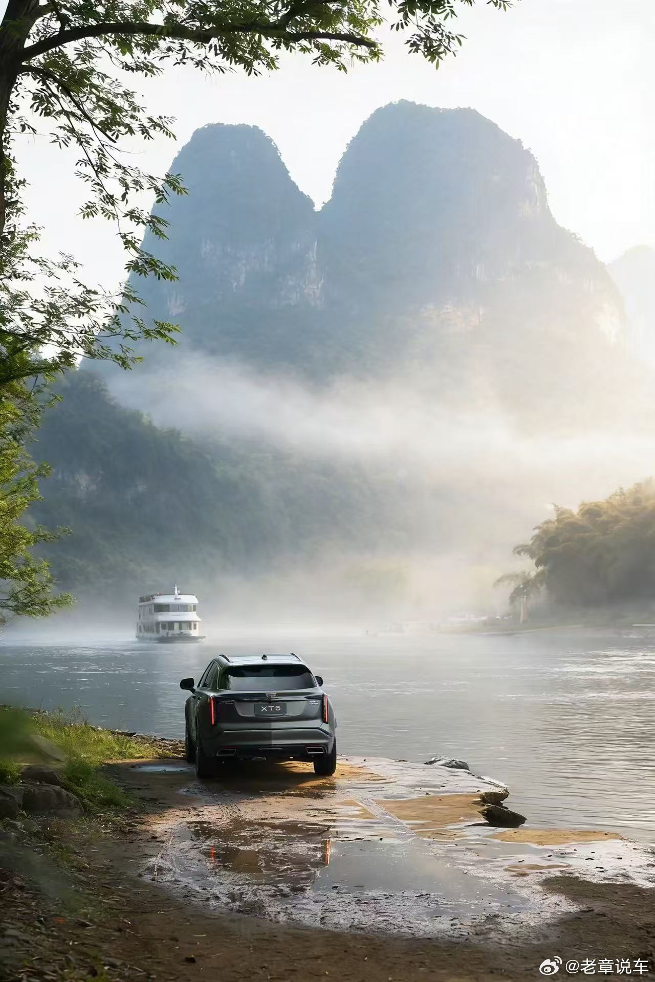四月阳朔，烟雨润山，漓江如碧绸。驾凯迪拉克XT5穿行其间，钻石切割车身与峰林相映