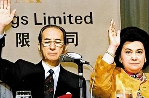 2001年，赌王家族领袖何鸿燊向他的妹妹何婉琪发出了最后通牒：“把你的股份都交给