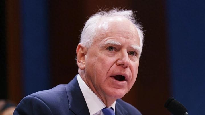 全球哗然！
美国州长公开指控总统：好战且愚蠢，正在摧毁民主。
 
巴塞罗那首届全