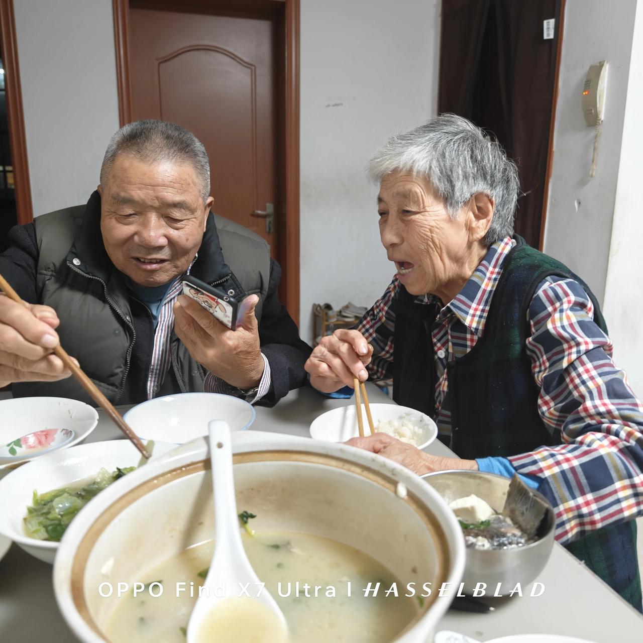 傍晚，天黑黑的，下着大雨。我爸妈，一边吃晚饭，一边唠叨：想念阿哥了。

他们说，