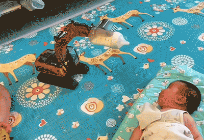 有个爱玩的父母
可苦了这个娃了