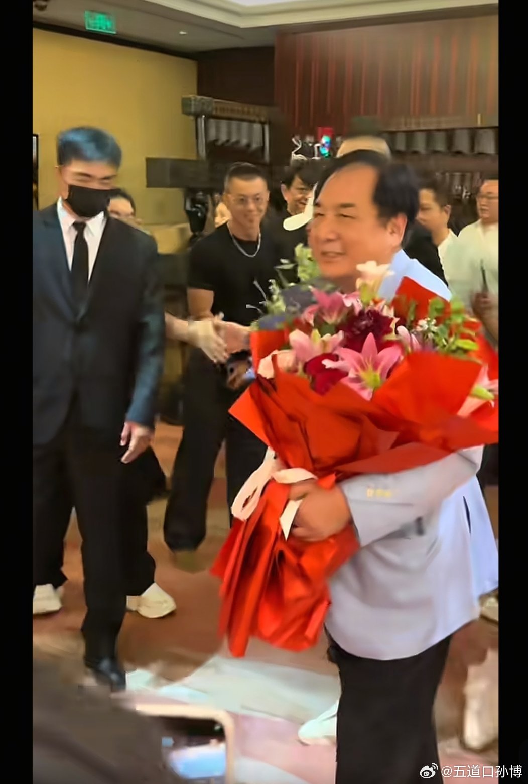 010的圈子，说大不大，说小也不小。足球的聚会也能见到震哥。中国足球小将