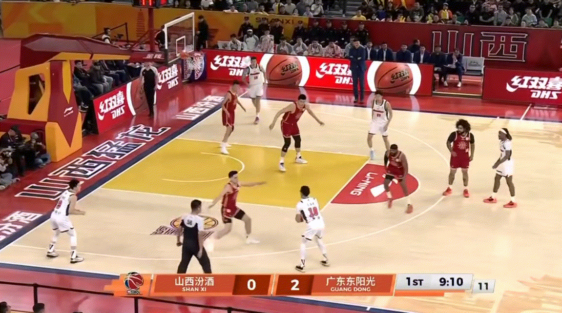 好球！胡明轩投进底角三分，广东队开局一波7比0状态不错啊 山西男篮vs广东男篮
