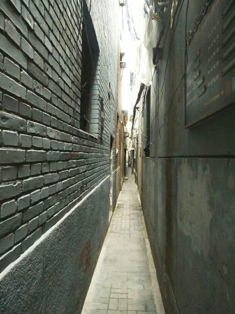 钱市胡同位于北京市珠宝市街西侧，临近著名的商业区大栅栏。历史上和现在一直是北京最