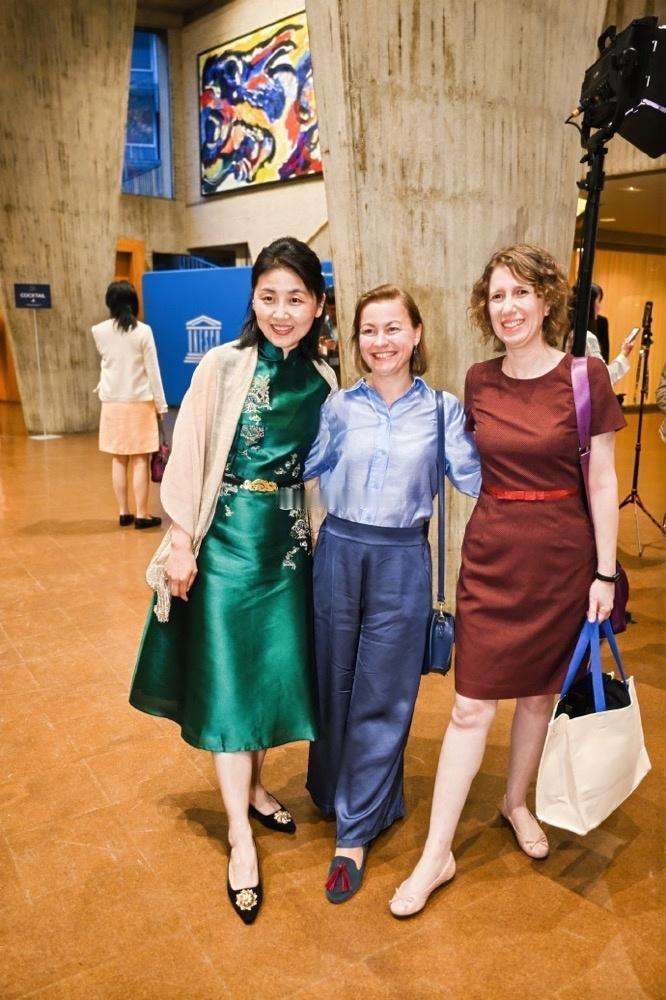 颜宁获世界杰出女科学家奖！穿一袭国风绿旗袍优雅霸气，艳冠群芳，脱稿演讲惊艳全场，