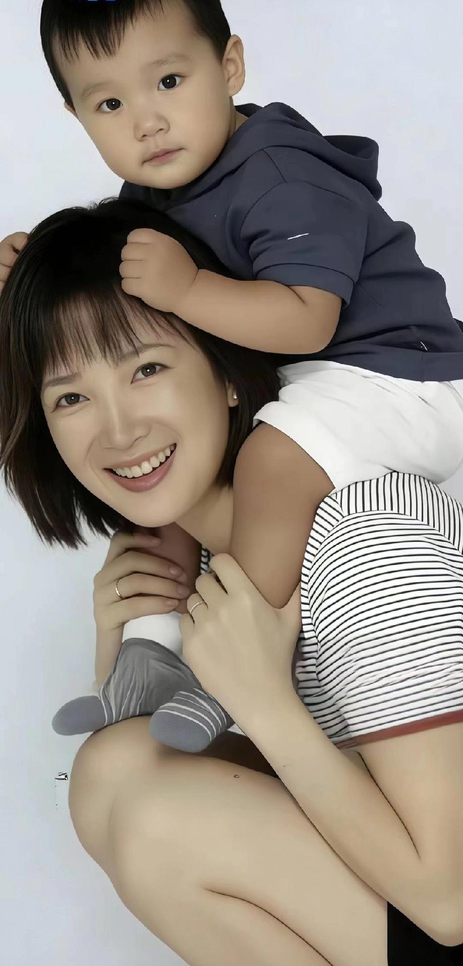 十月怀胎，儿是娘身上掉下的肉。
何晴临终时最牵挂的是儿子许何。
许何说他很想妈妈