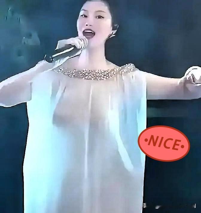 那件被热议的白裙，央视导演没删一帧镜头。

不是因为大胆，是因为那层“纱”藏着专