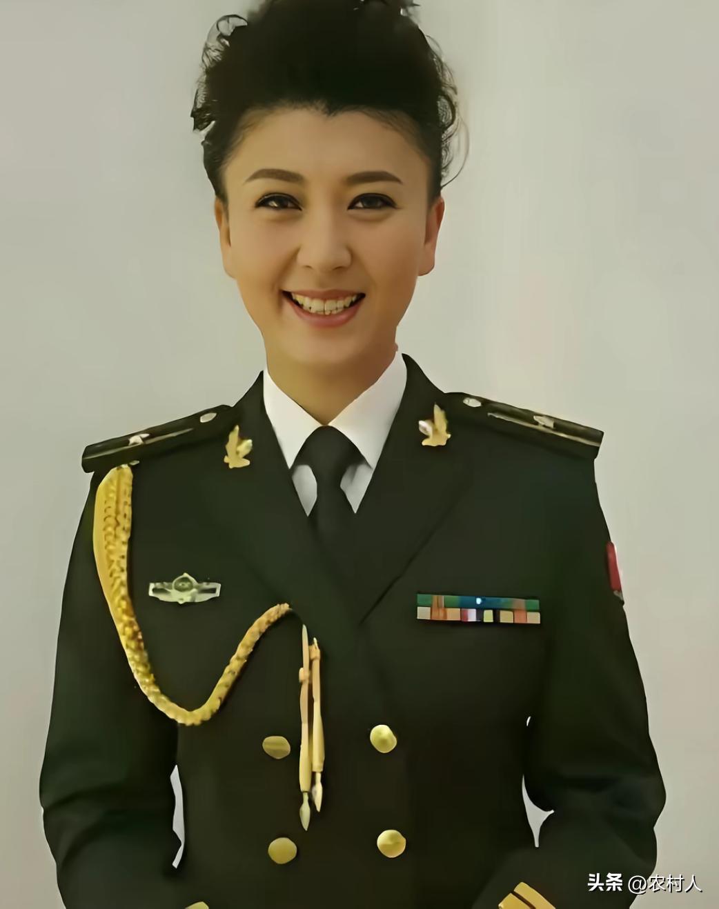 同样都是穿着军装，穿在闫学晶看着有点别扭。而宋祖英穿着军装却显得格外的漂亮，有气