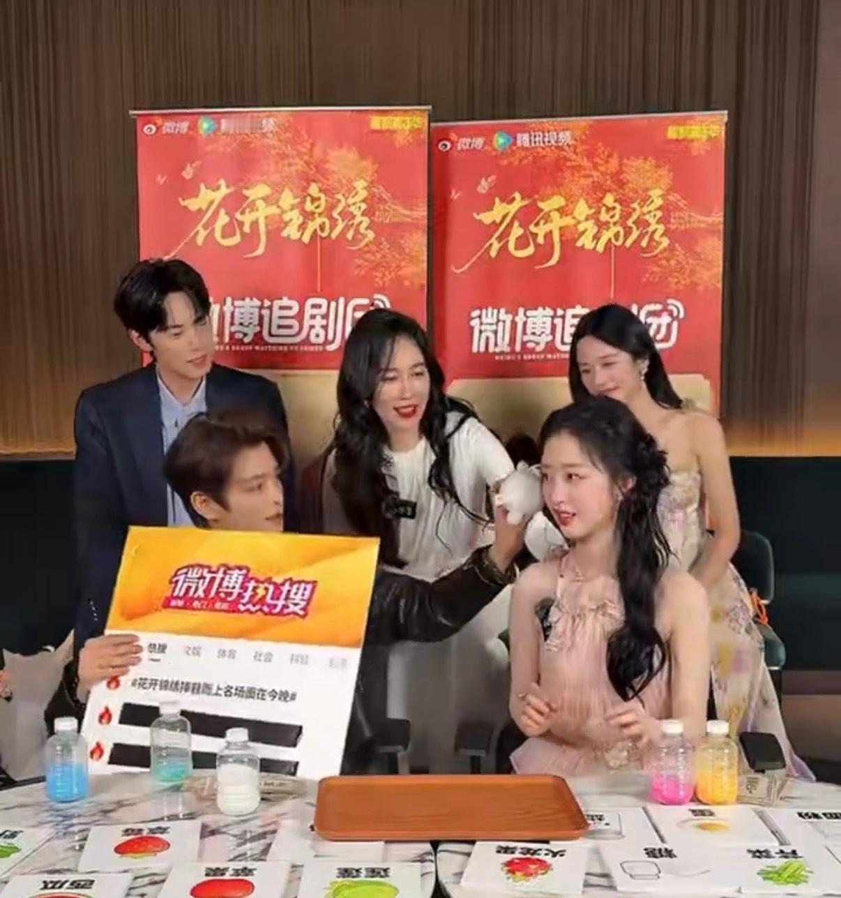 丁禹兮帮邓恩熙补妆丁禹兮说给邓恩熙补个水蜜桃妆，然后拿起棉花娃娃开始扑。他低头靠