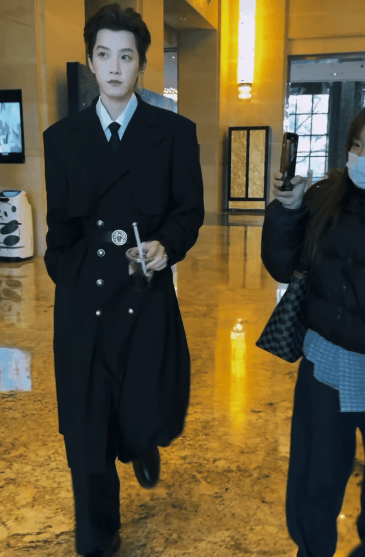 从《大奉打更人》路透中走来的范世錡， 范世錡黑风衣路透  造型堪称惊艳。风衣舞动