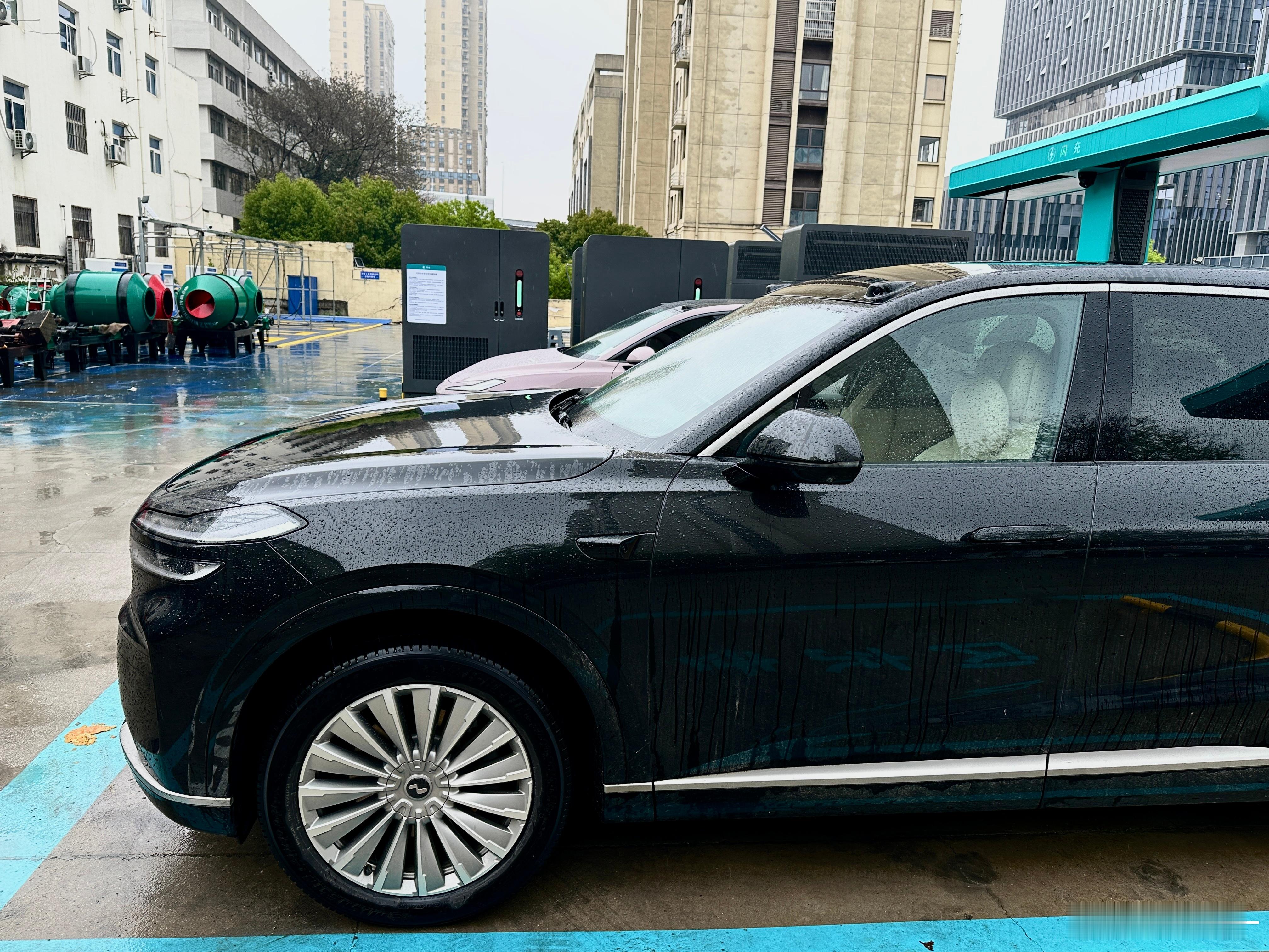 太逗了，比亚迪闪充站又来一台乐道，充电很慢的车偏爱充电最快的桩