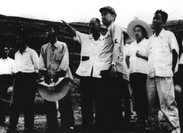 1958年6月26日，周恩来视察密云水库坝址，北京市副市长万里(右一)、密云县委