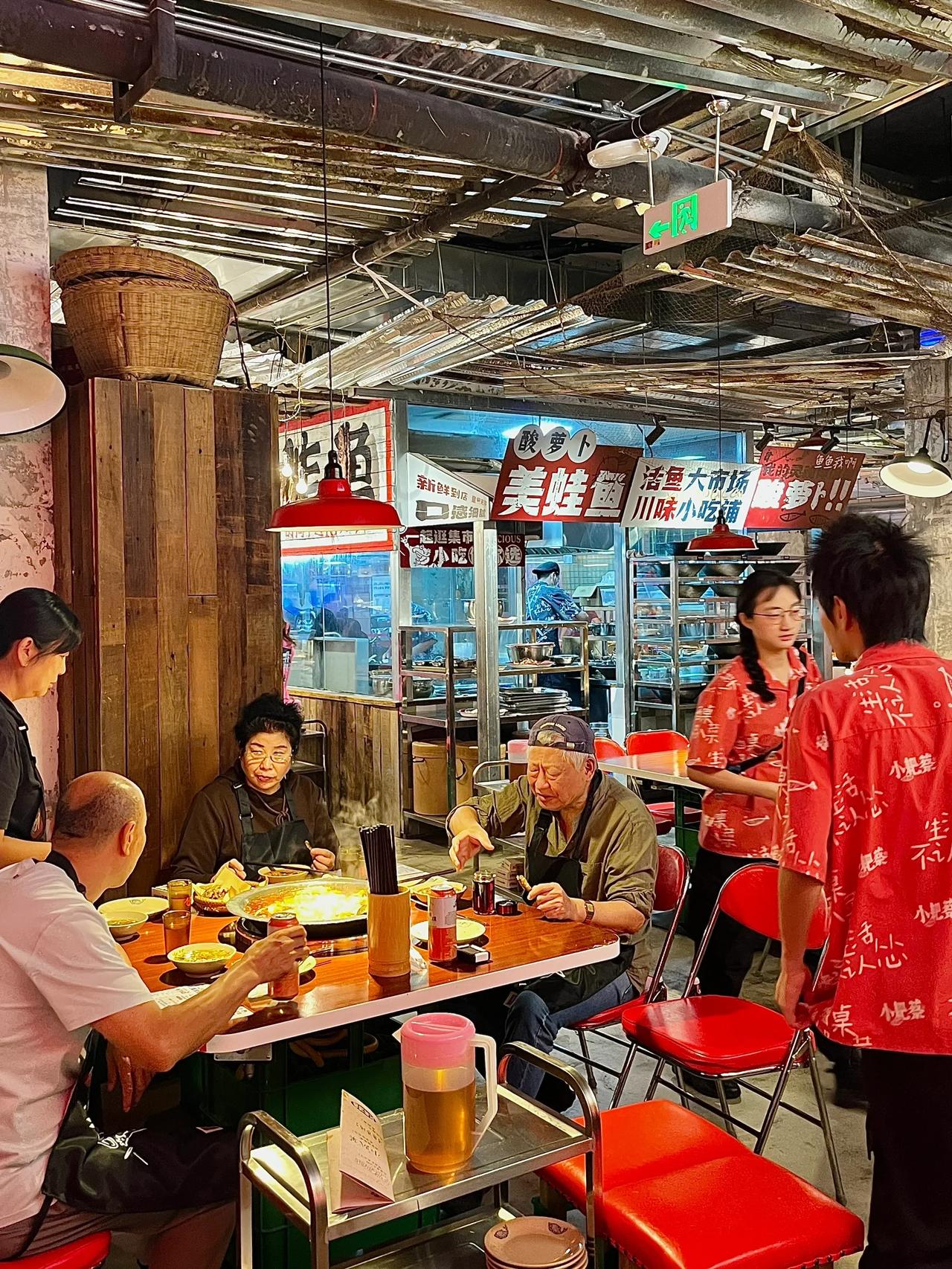 成都人吃鱼真的有一手…


跟着夺师来吃的这家…
开在新华公园路边菜市场里
生意