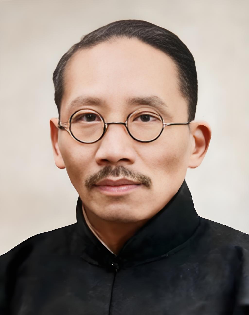 1917年，蔡元培去北大当校长。当时的北大是个什么样子？说白了，就是个官场。学生