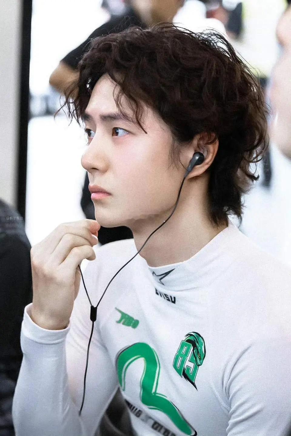 内娱素颜第一人，王一博。把「男明星颜值免检」打在公屏上！这份自信与松弛感，绝了。