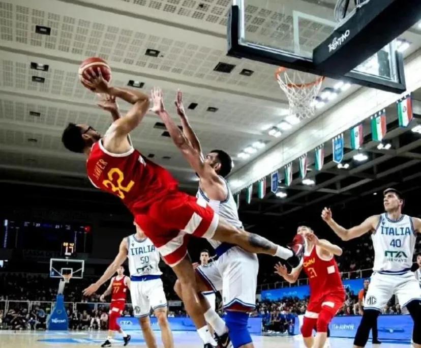 李凯尔国家队首秀贡献世界名画!
在今天中国男篮对阵意大利男篮的比赛中，规化球员李