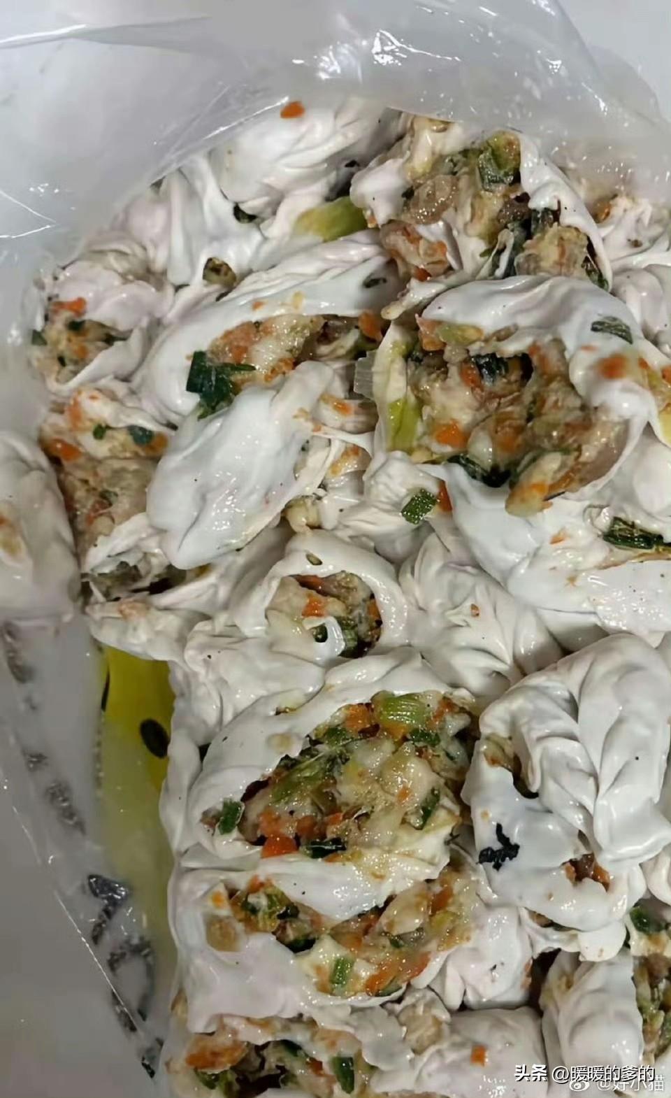 最近比较忙，出差了几天，走之前自己包的饺子，由于没吃完，就把剩下的放到冰箱里，想