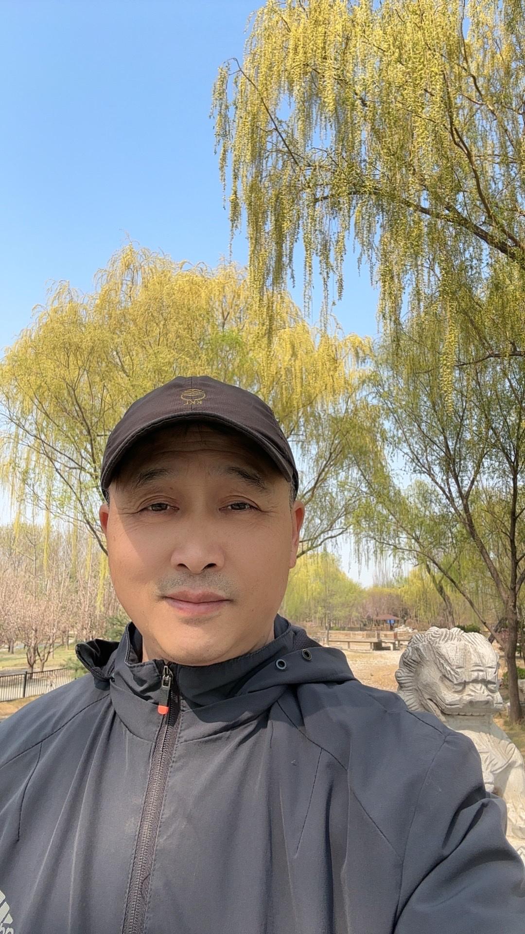 鹧鸪天•人间四月
 
文//青云
四月春光染画廊，和风漫卷柳丝长；
廊亭同沐晴光