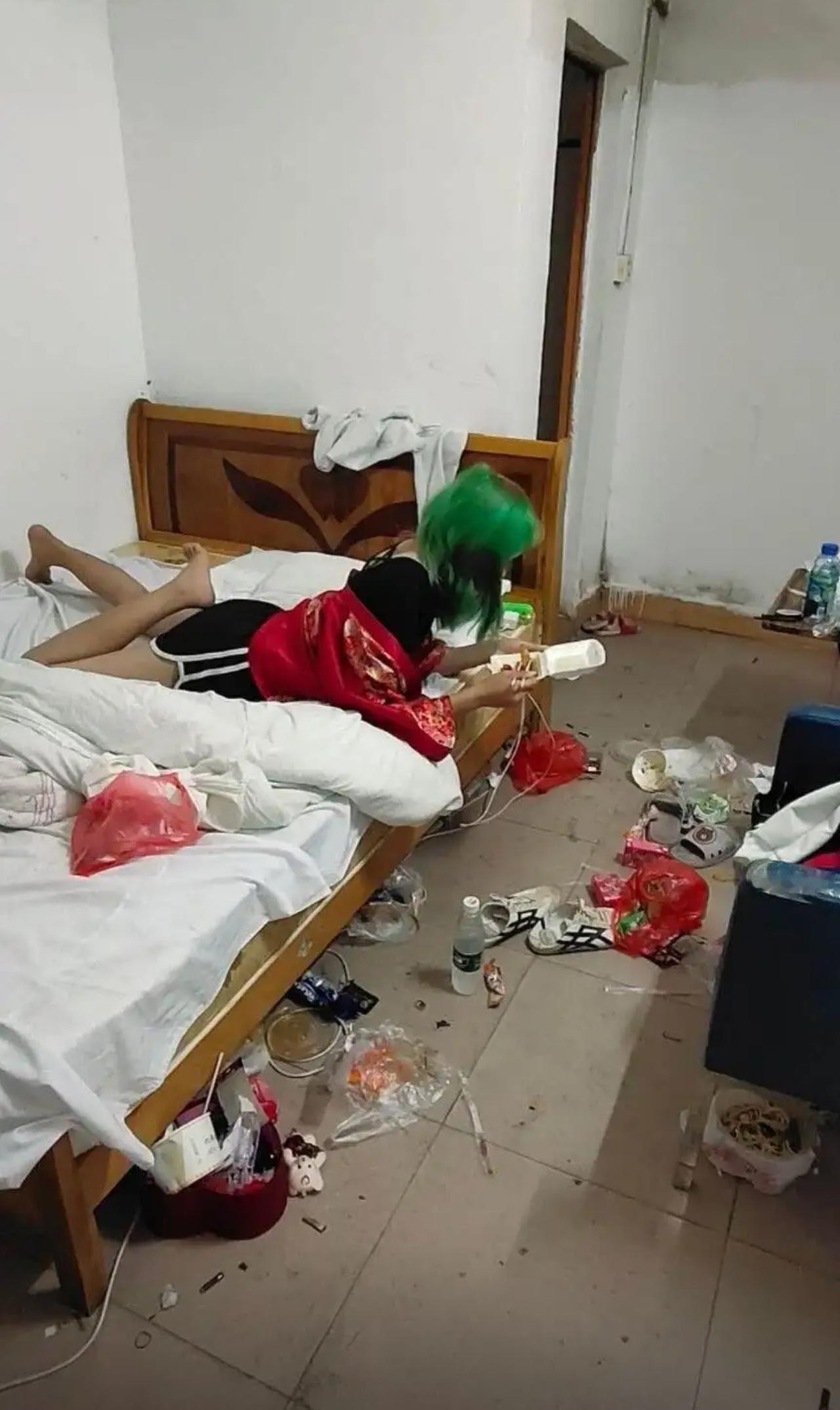 到底是人霸占蟑螂窝，还是蟑螂闯进了人的住处？看完这间屋子彻底分不清了。
满地垃圾