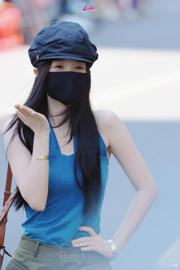 虞书欣千禧辣妹装虞书欣这复古蓝绿造型直接种草了一堆单品，钱包捂不住了。虞书欣复古