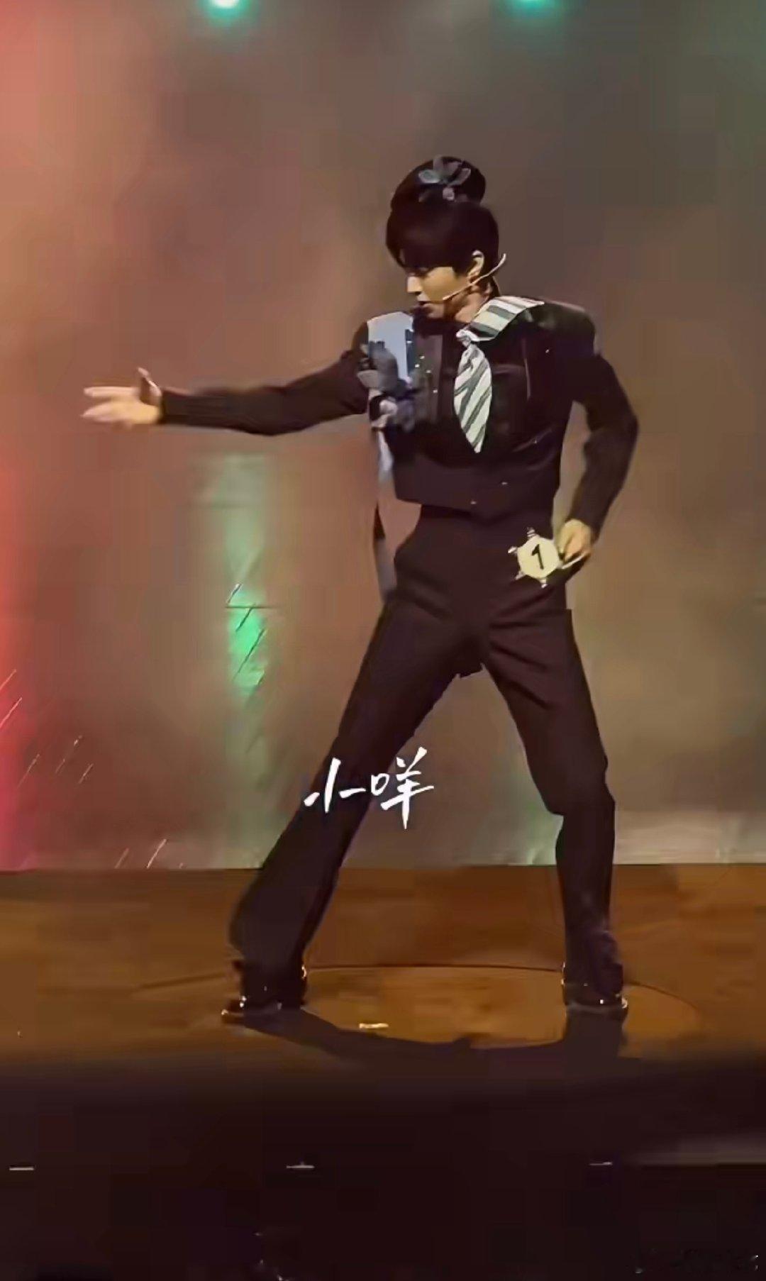 王俊凯话剧唱跳舞台王俊凯话剧舞台上唱跳谁被话剧唱跳戳中了！内娱第一天团的唱跳功底