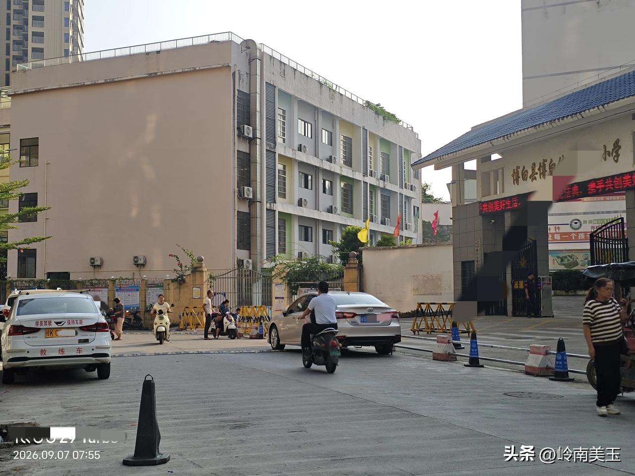 还得是博白人牛呀！[赞]有网友爆料博白某小学门口两边都违停小车，还是上学时段。