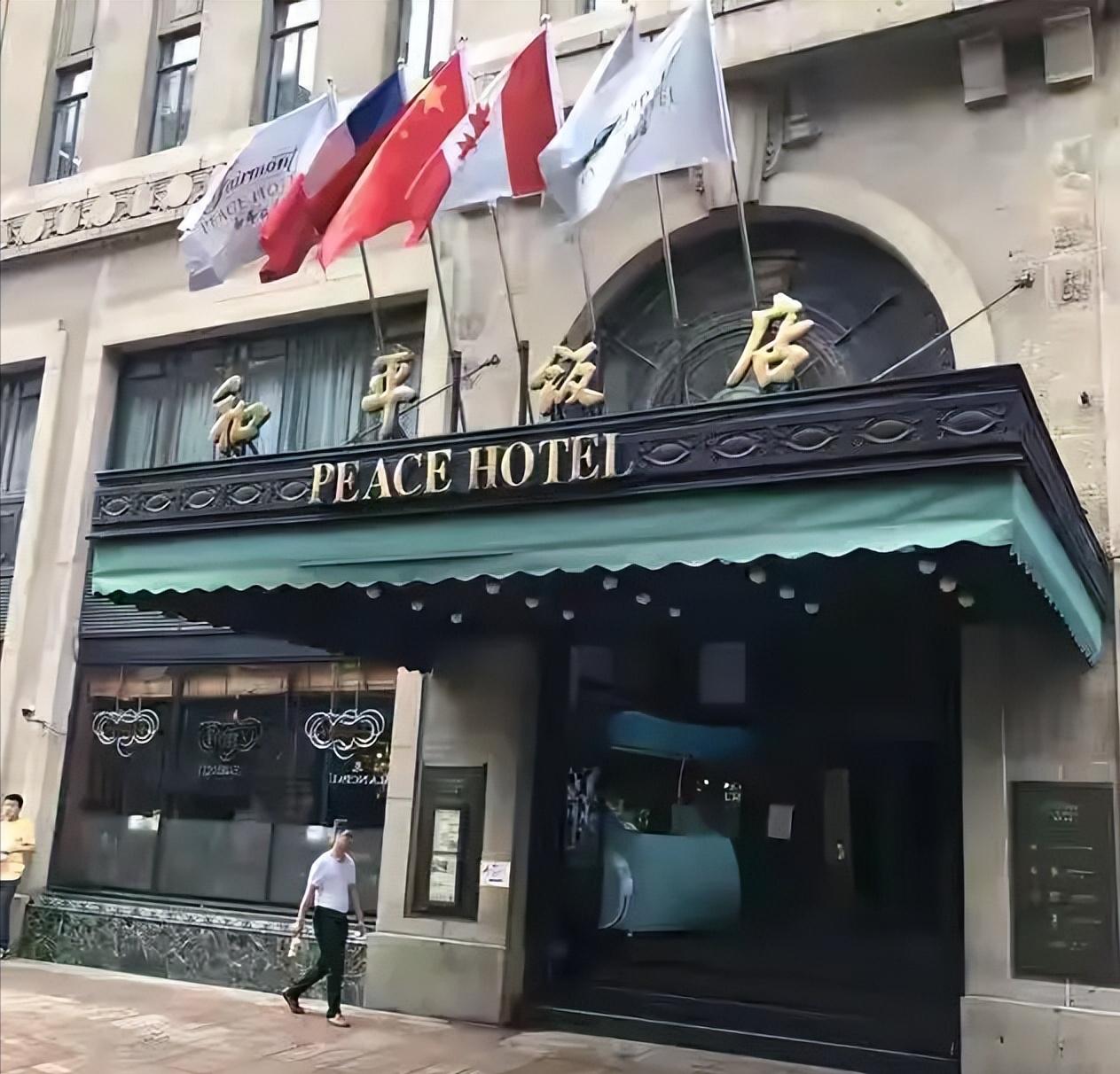 太离谱！三名印度游客在上海和平饭店消费7986元，吃饱赖账只愿意付三成，还故意撕
