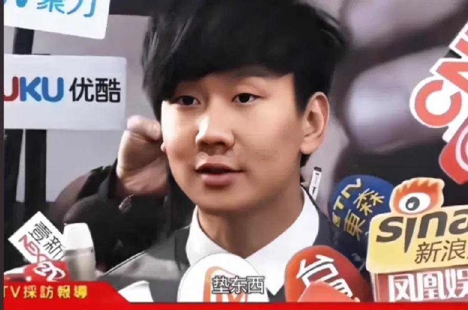 当面调侃尺寸问题，直言“太大了”，还追问林俊杰是不是特意垫了东西。林俊杰听完笑到