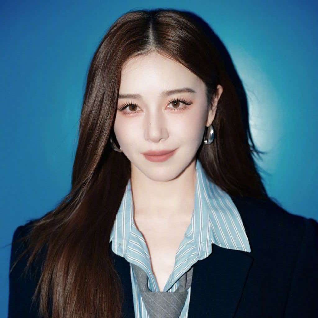 阚清子美式学院风证件照 女高来了 