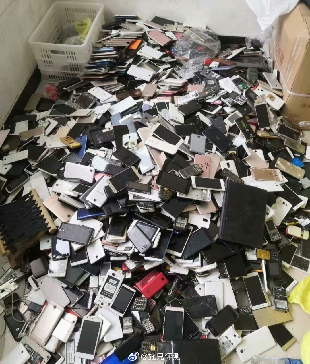 旧手机回收价暴涨五六倍以前当废品卖，现在可香了内存越大越值钱 十年老旧机型：OP