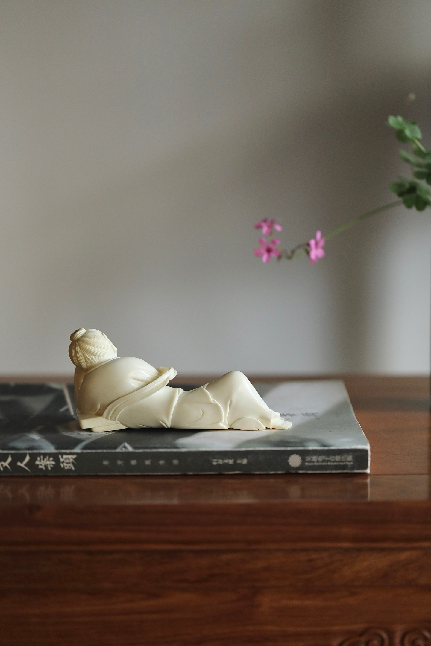 鹿角 | 仕女仕女侧卧伏枕，发髻高挽，衣袂垂拂，线条柔婉流畅，姿态慵懒恬和，枕下