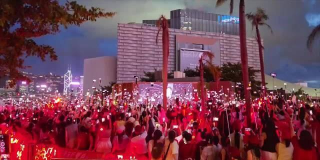 肖战香港线下活动现场自拍杆多到夸张，一眼望去全是自拍杆[666] 港媒报道肖战香