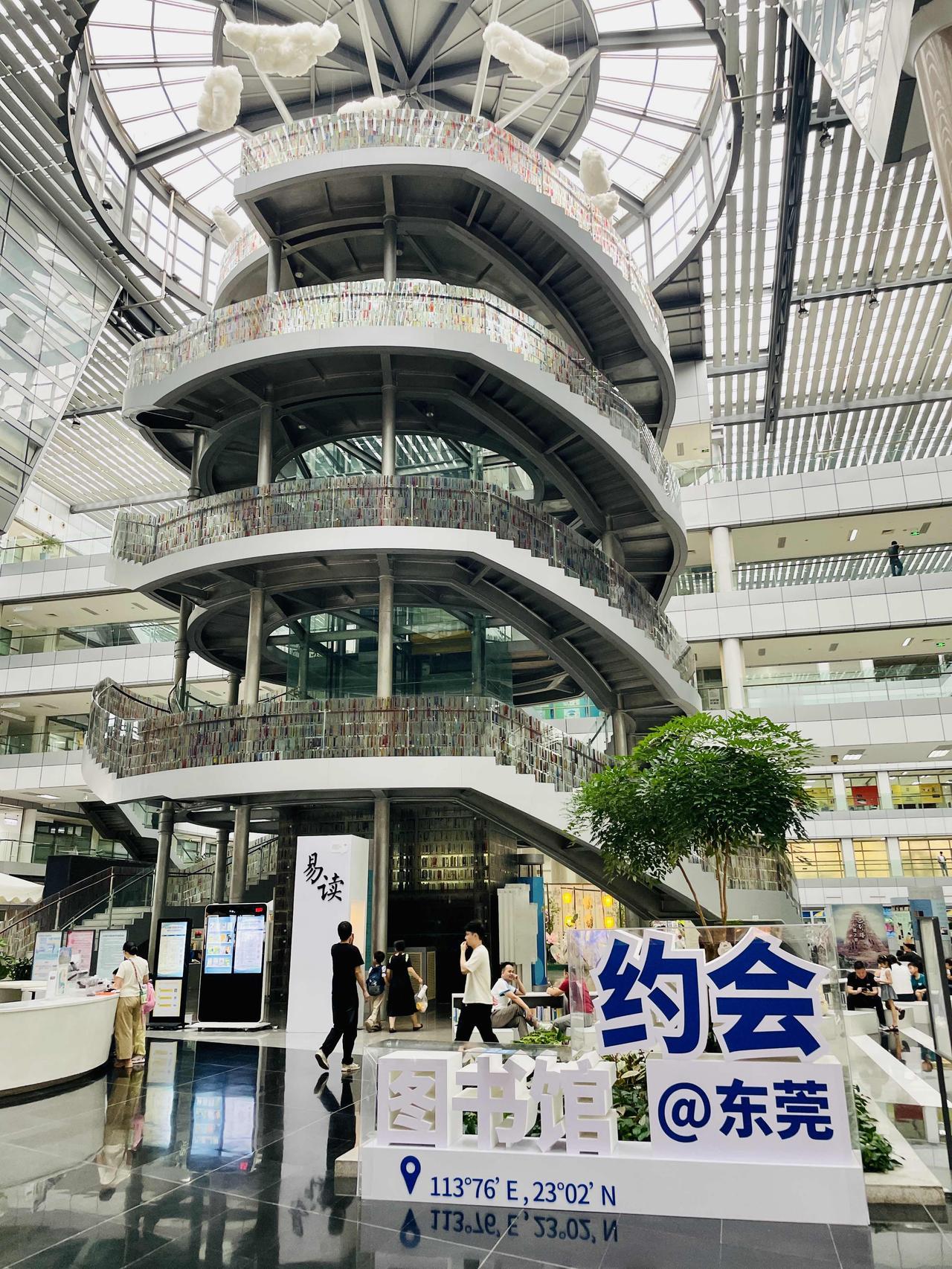 周日闲暇，漫步东莞图书馆，紧邻地铁一号线市民中心站，出行十分便捷。
暖阳透过玻璃