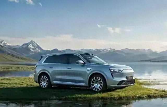 2026款奔驰GLB220典藏版登场！哑灰车漆+夜色套件，豪华7座SUV