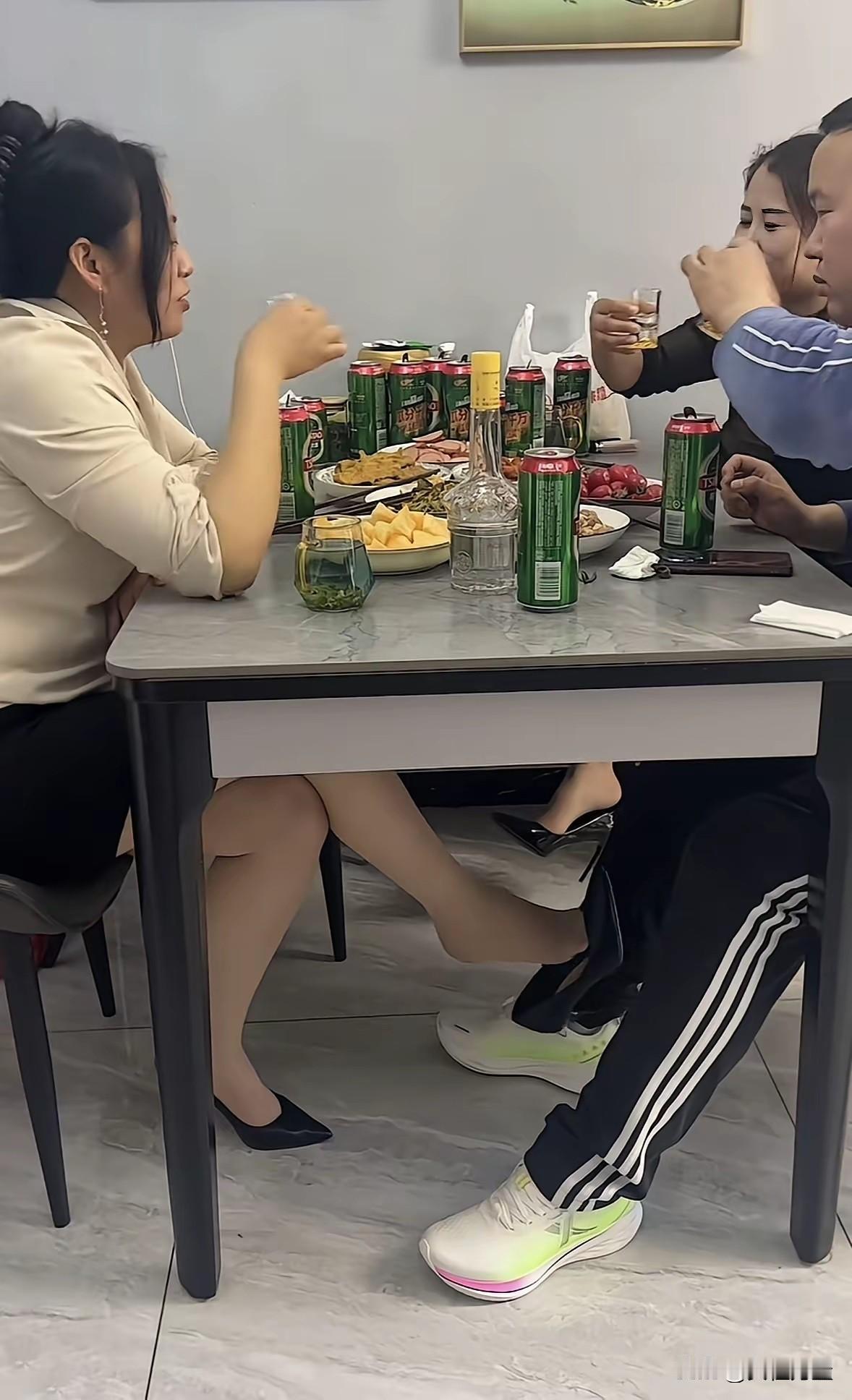 这仨真能喝，白的对啤的