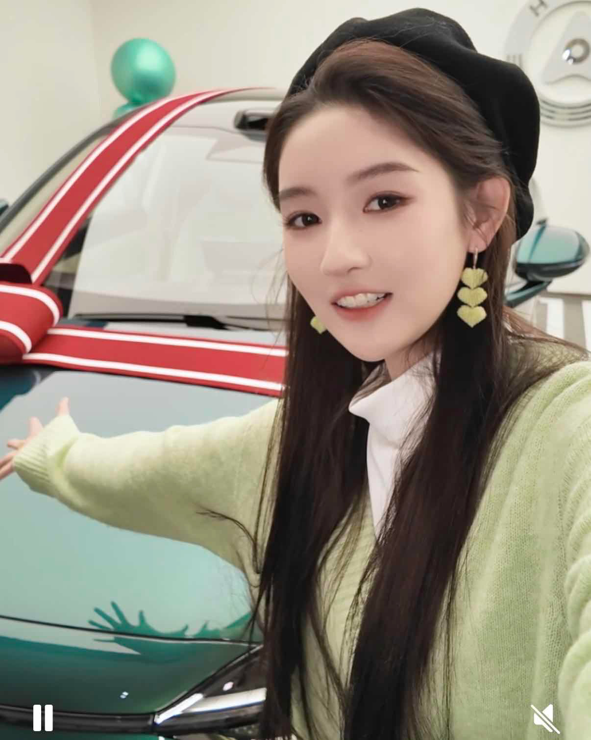 王玉雯 这把冲刘亦菲来的今天看到王玉雯提车新款智界 R7，我的明星车友名单又+1