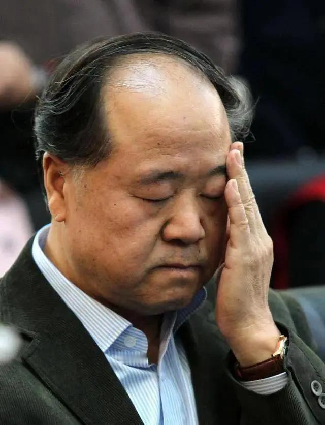 青岩镇首富沈家被土匪洗劫一空，百年家业化为焦土。就在所有人以为沈家彻底垮台时，被