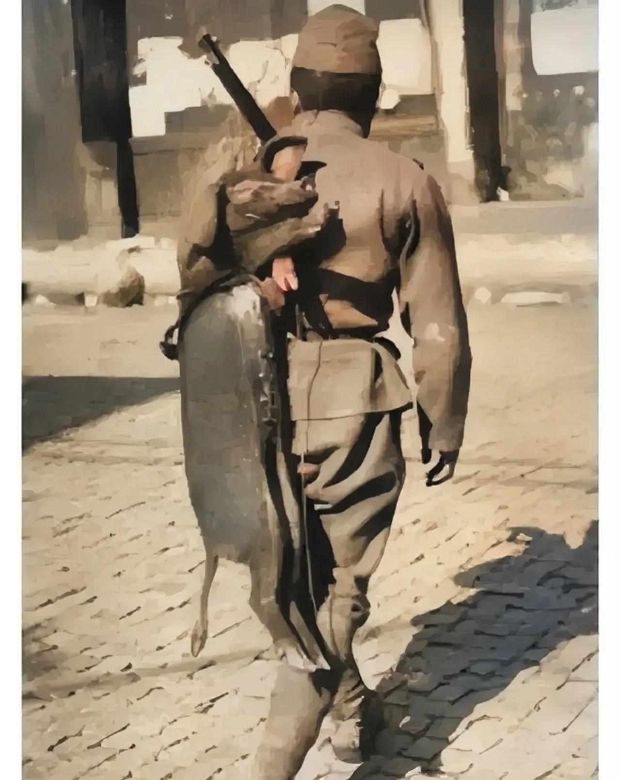 1943年，一个日本士兵在侵华期间进行“扫荡”后，带回了一头猪，照片中，他将一头
