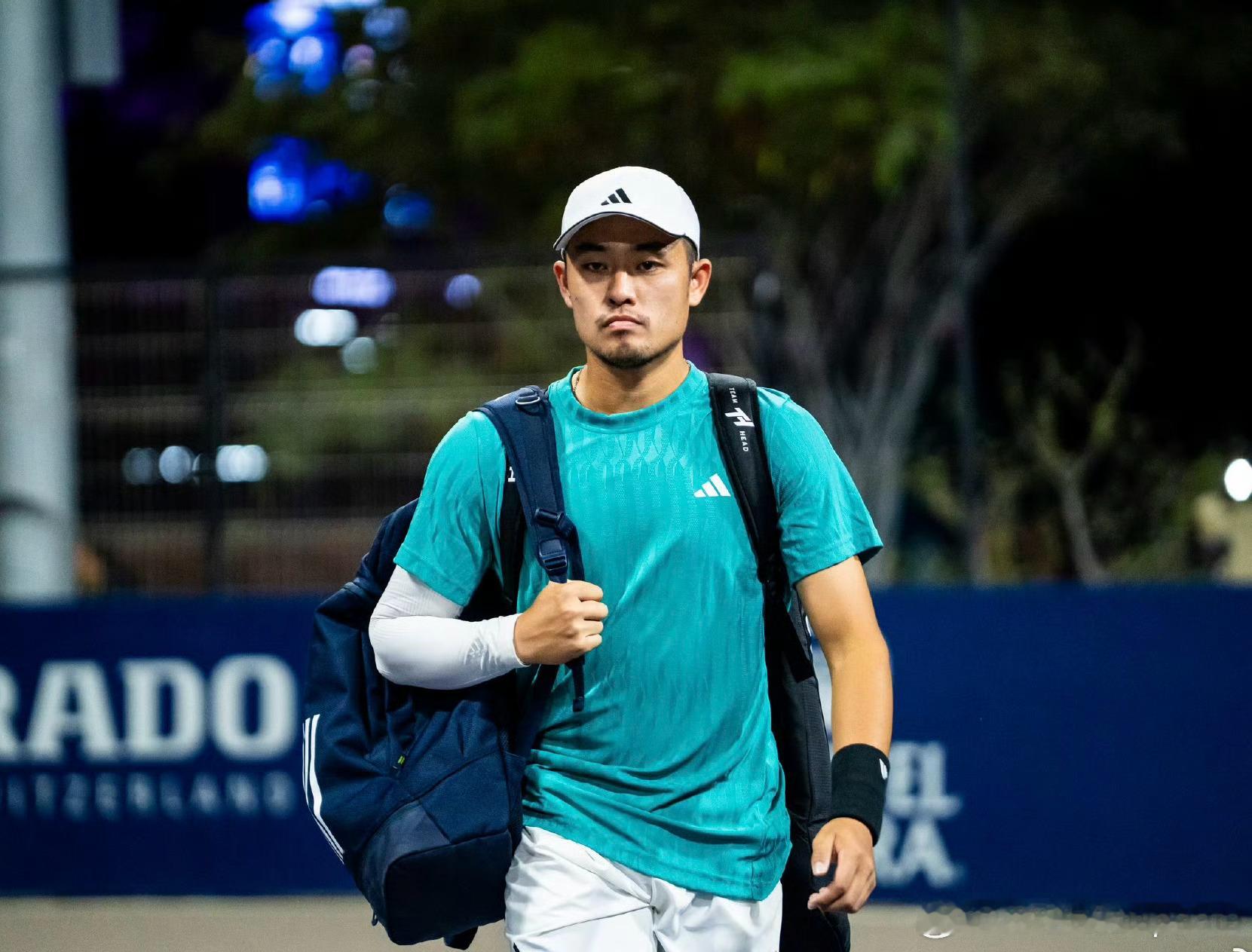 网球男单第三轮吴易昺6-1/6-3 肖霖昂吴易昺率先晋级八强另外几场进行的比赛张