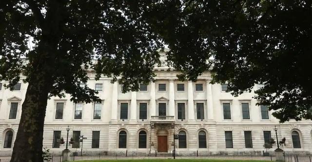 中国外交部发言人林剑表明，如果英国政府不批准中国在英国新建大使馆，中国将坚决维护