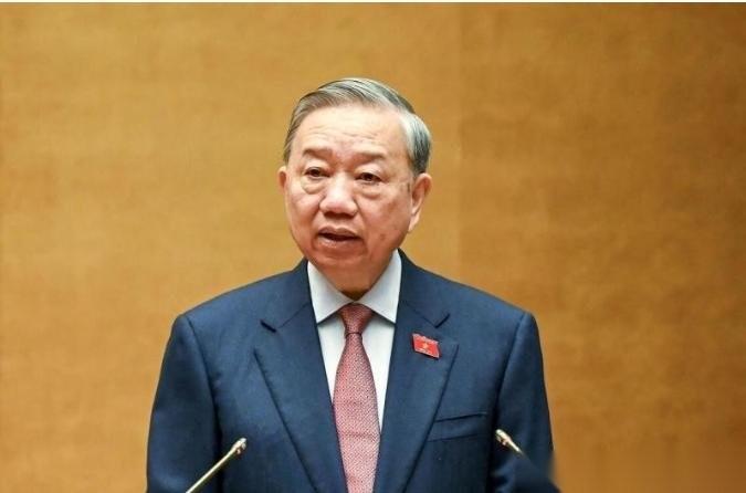 为期四天的中国访问落下帷幕，越南领导人苏林带着妻子从广西南宁坐上绿皮火车回国。他