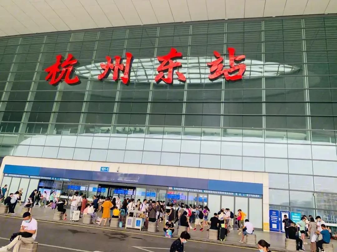 亲家母对儿媳说：‘’你上班，我坐地铁到杭州东不需要你送。‘’
      儿媳说