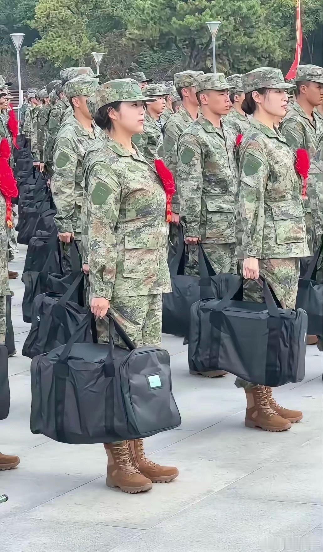 今天全网都被这个第一排第一个又美又飒的女兵刷屏了 ​​​