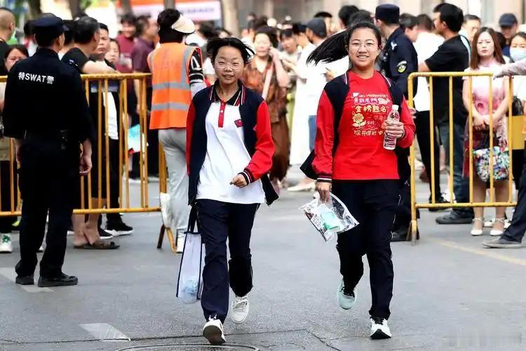 北京中考改革后，计分科目仅保留语文、数学、英语、物理、道法、体育六科，化学、生物