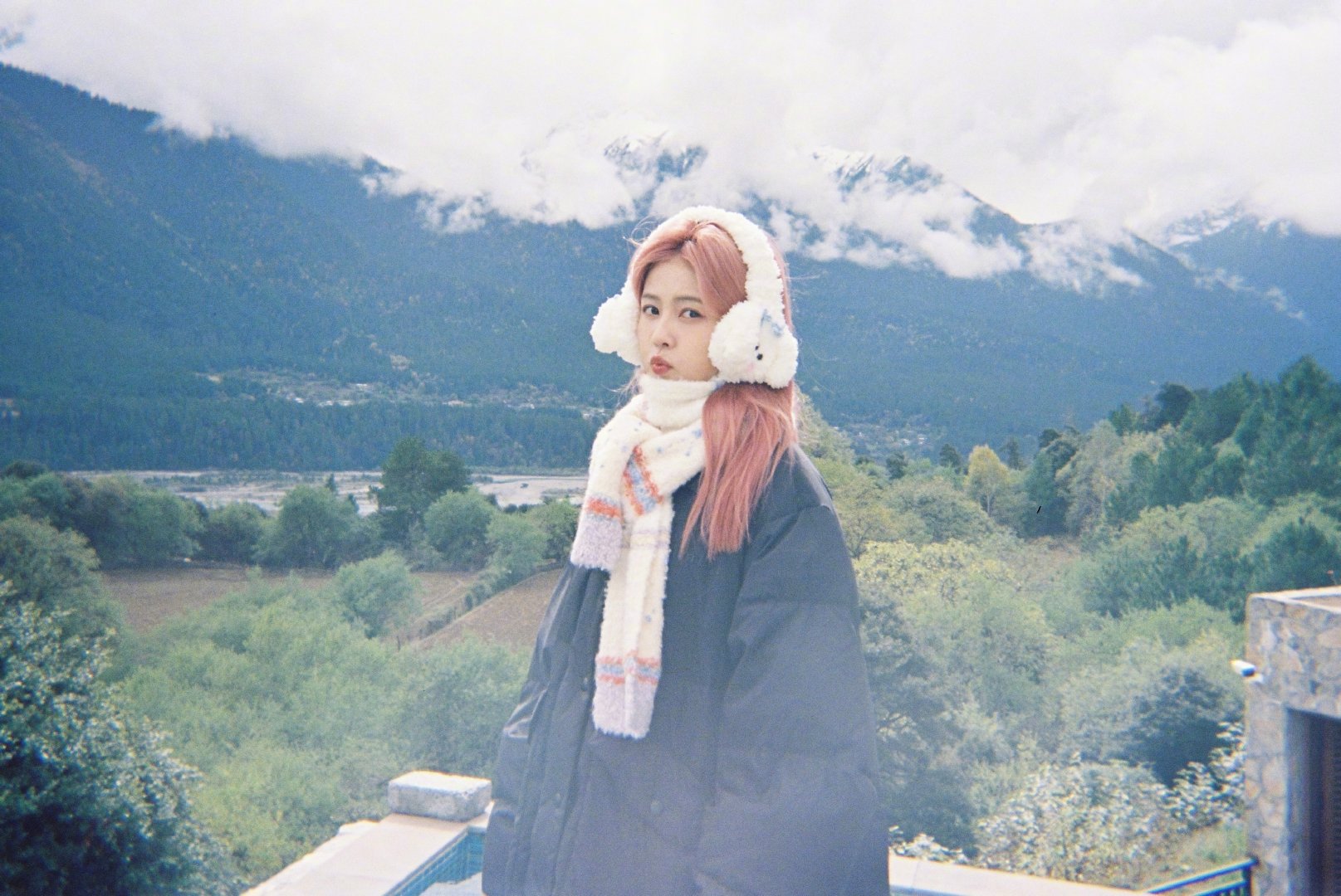 白鹿粉发风景库存照 白鹿粉发风景库存照，粉发小菠限时返场，和小狗合照明媚又可爱啊