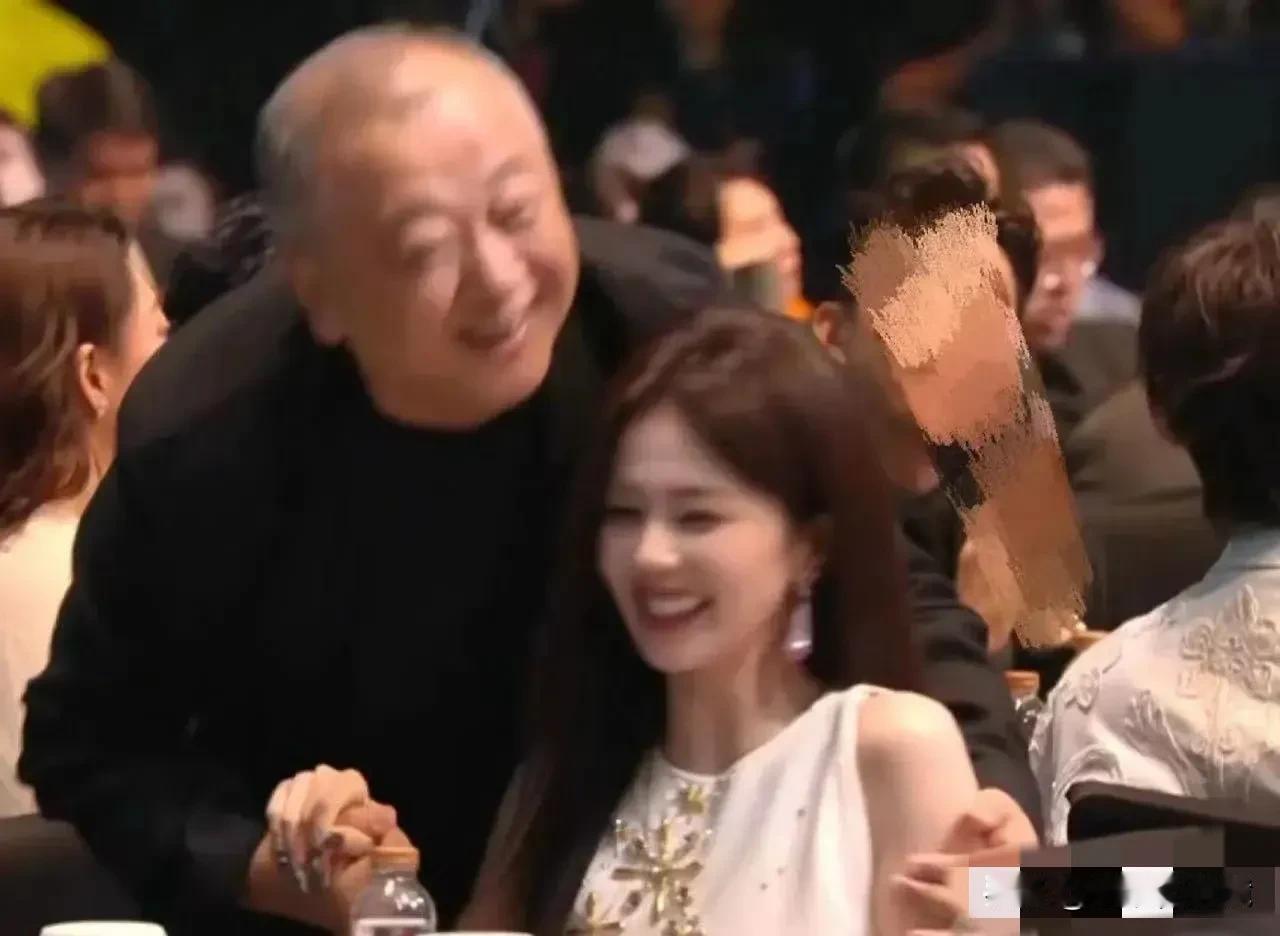 为什么这些老头演员或者老头导演，就那么喜欢占这些女演员的便宜呢？
不是强行搂抱，