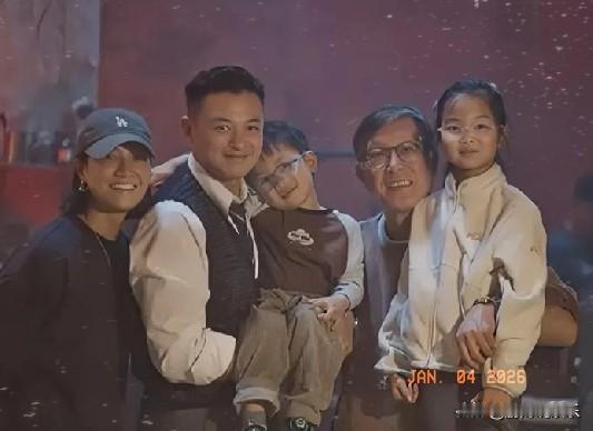 周一围朱丹爱满四口同框

2026年新年伊始，周一围朱丹全家福首度完整公开，8岁