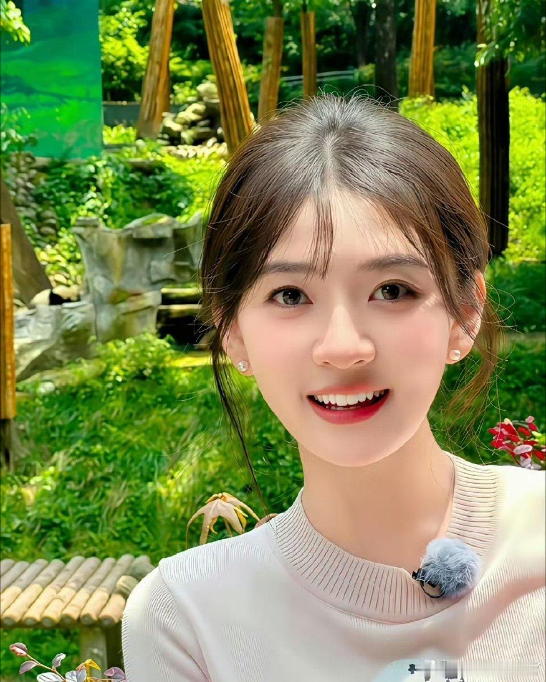 陈哲远和杨迪同一个设备拍的梁洁设备一样，人不一样，效果天差地别。陈哲远一顿操作猛