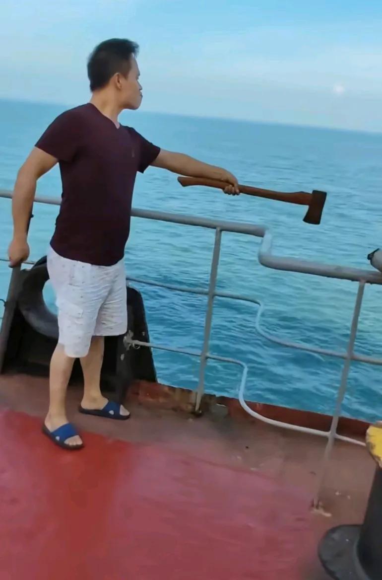 别看他们现在人畜无害，只要让他们上船马上0元购，瓜菜下面全是机关枪
提高警惕是真
